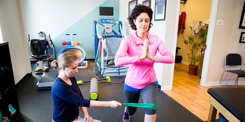 A woman rehabs her knee